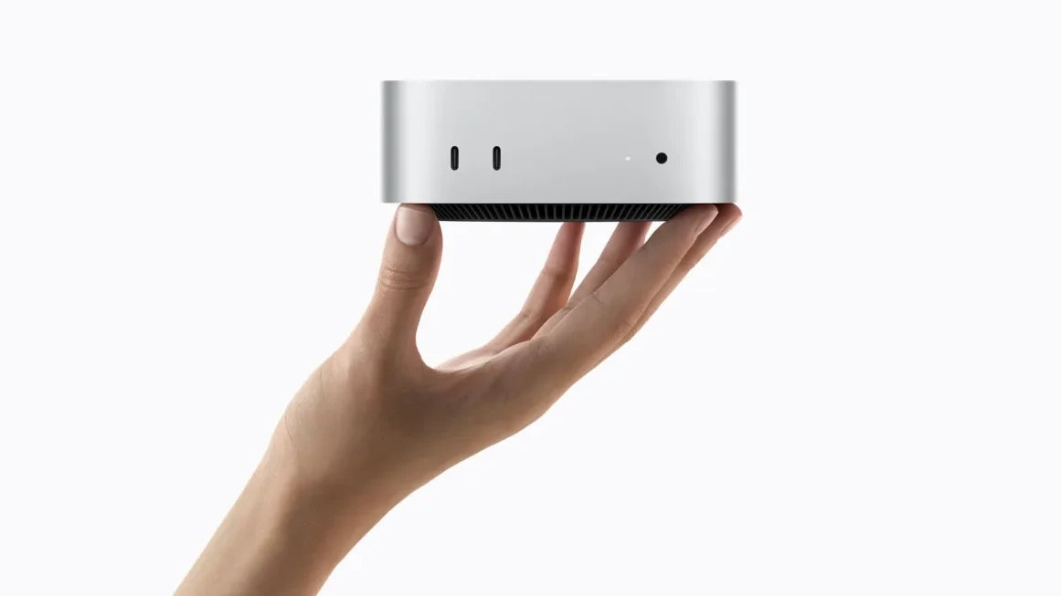 Mac mini, computador de mesa compacto da Apple, segurado na palma da mão