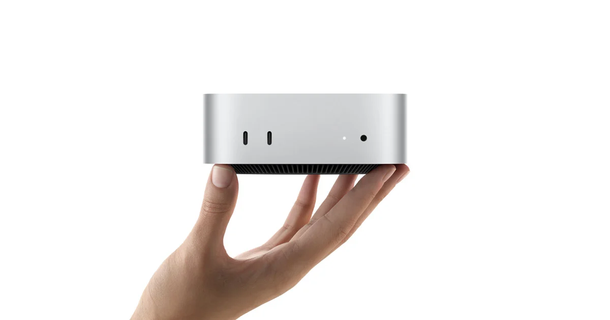 Mac mini na palma da mão, mostrando o tamanho compacto do aparelho