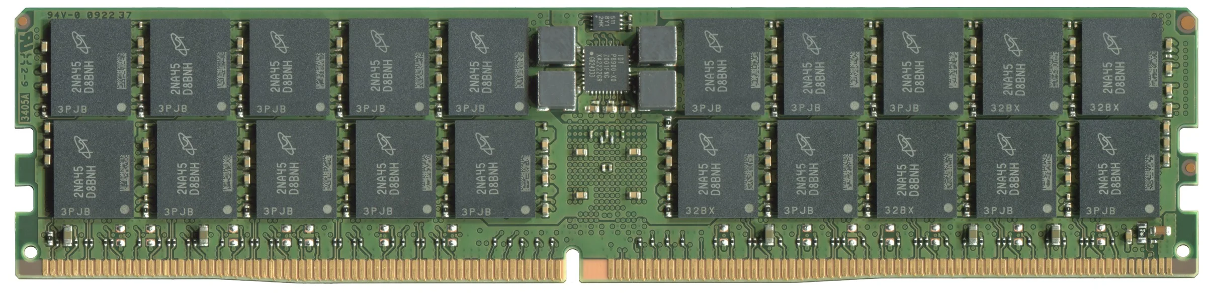 Close de um pente de memória RAM, mostrando os chips de memória soldados na placa verde