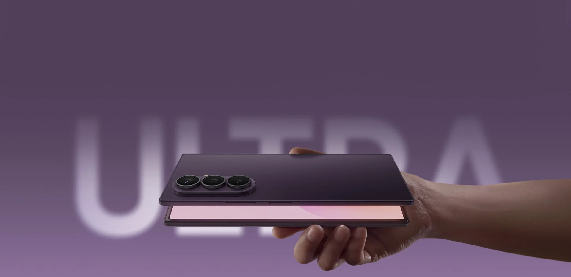 Galaxy Z Fold8 Ultra fechado, mostrando o conjunto de três câmeras traseiras