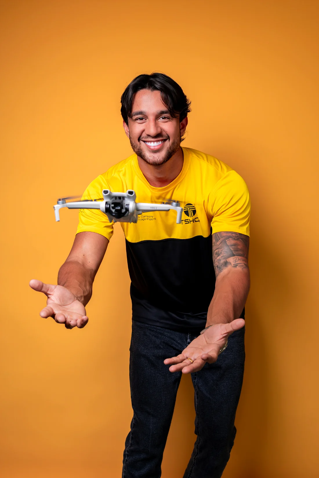 Thiago, fundador da Thiago Imports, de braços abertos